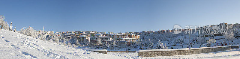 在Bahçeşehir, Düzce的一个下雪的冬天的全景